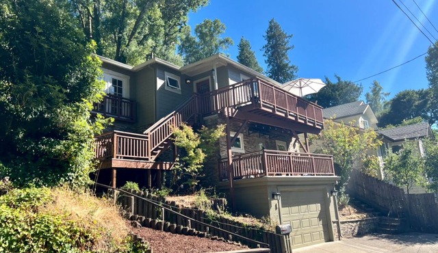 Beautiful 2-bedroom cottage in wooded Deer park neighborhood