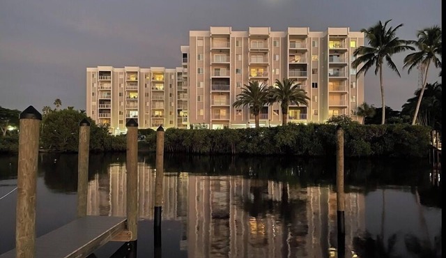 Beautiful 2-BR, 2-Bath Riverfront Condo near the Heart of downtown Ft. Myers