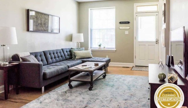 Beautiful 6BR | 2 Kitchens Duplex : By StayStLouis