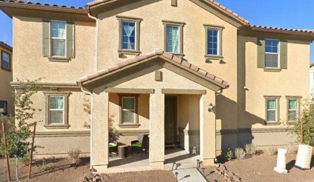Beautiful and Spacious 5-bedroom home in Goodyear, Az! right by the I-10 and 303