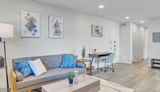 Beautiful Furnished 2 Bedroom w Fast Wi-Fi + Parking Space + Central DT Location