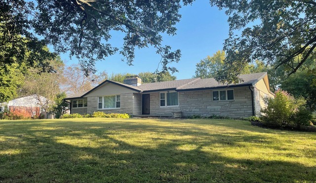 Beautiful home with 4 community areas and 5 bedrooms. in Indianapolis