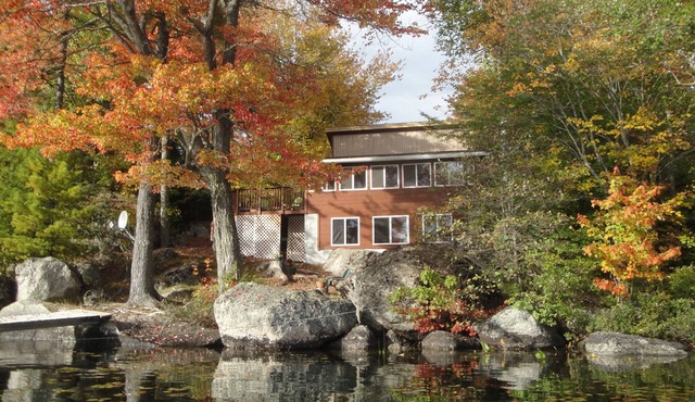 Beautiful Lakefront Cottage with Mountain Views