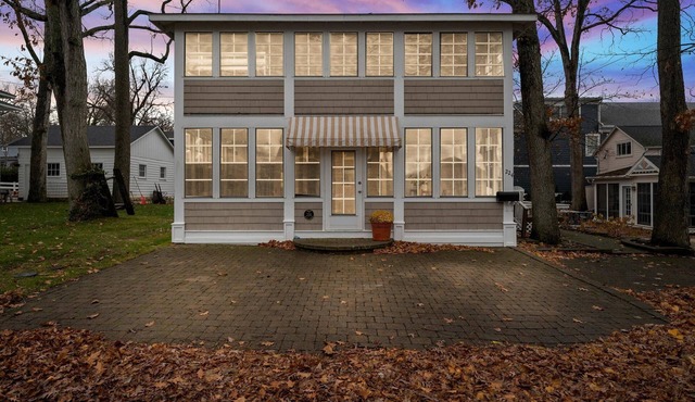 Beautiful, modern cottage with lake views inside Lakeside!