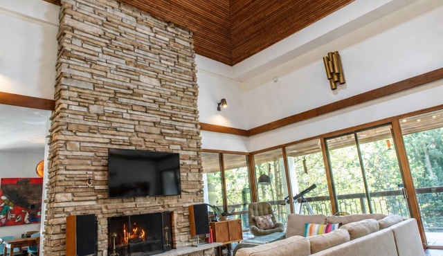 Beautiful & Private Mid Century Modern Country-House on 10 Acres near Caledon in Palgrave
