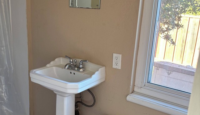 Beautiful Studio with private bath and private entry close to Bart