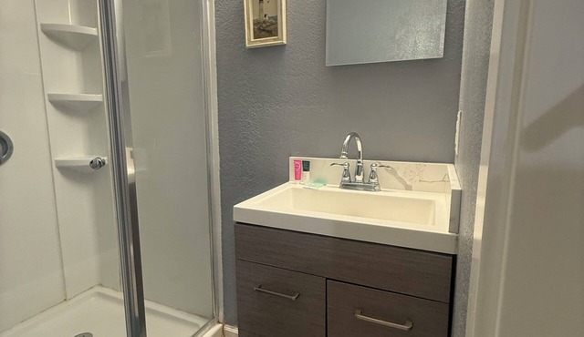 Beautiful studio with AC -head in charming Antioch private entry fully furnished