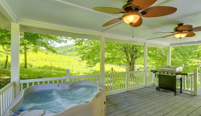 Best Getaway for 2 w/Own Creek & Hot Tub