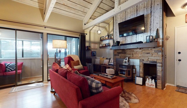 Bigwood 41 Cozy Mountain Cabin, Private Washer Dryer, 1 mile to Eagle Lodge by RedAwning
