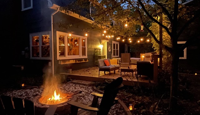 Blue Dream: Romantic Getaway with hot tub, sauna, fireplace. Near downtown.