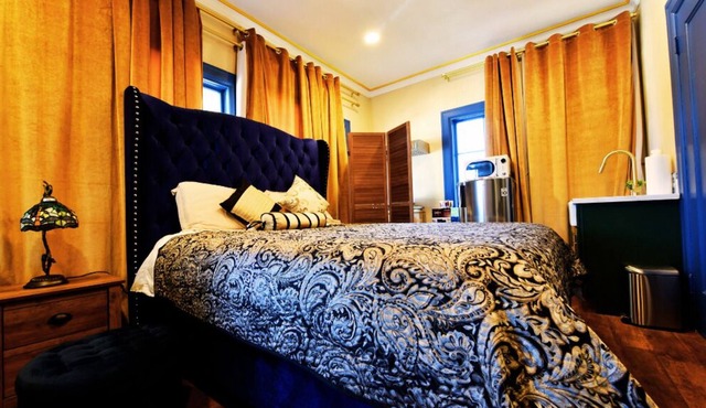 Blue Studio: Private Bath, Cozy Charm