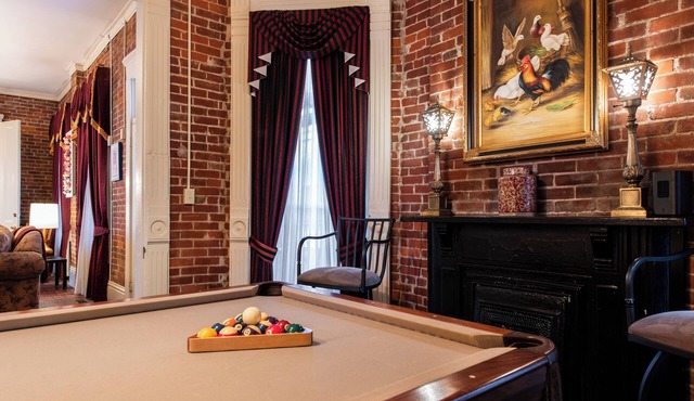 Bluegrass Bourbon Inn, historic home, downtown, close to all! Luxury linens