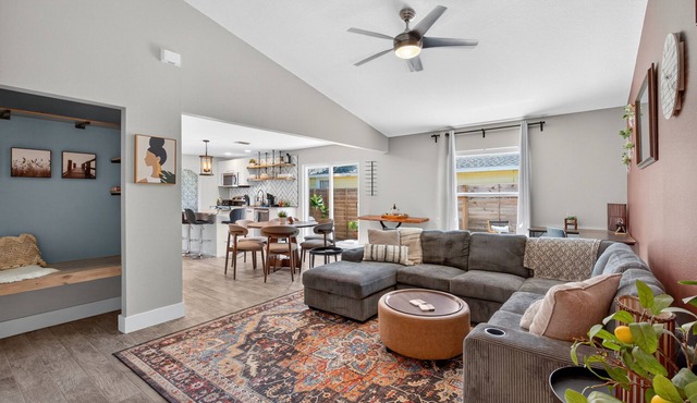 Boho Bungalow · 10 Minutes to Siesta Key Beach and 5 Minutes to Downtown.