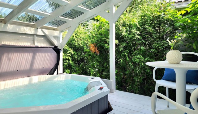 Boho Chic Tiny House Hot Tub EV Charger & Parking in Québec City