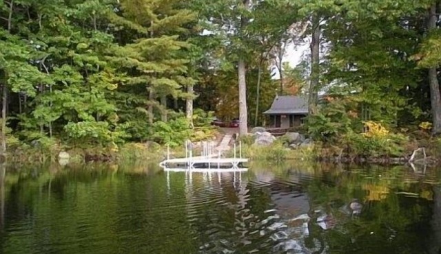 Booking for 2025. Lakefront, private, dog-friendly, canoe, 2 kayaks, pedal boat.