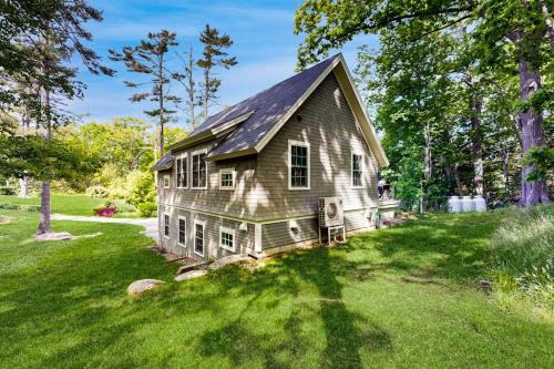 Brand new guest apartment with furnished deck, fast WIFI, dock, & water views