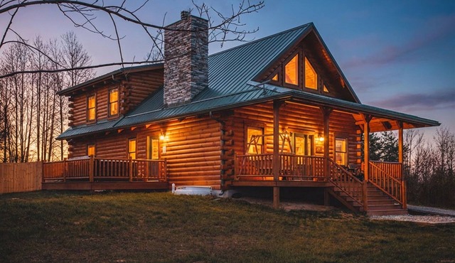 Brand New Pet-Friendly Cabin! Hot-Tub, Fireplace & Game Loft!