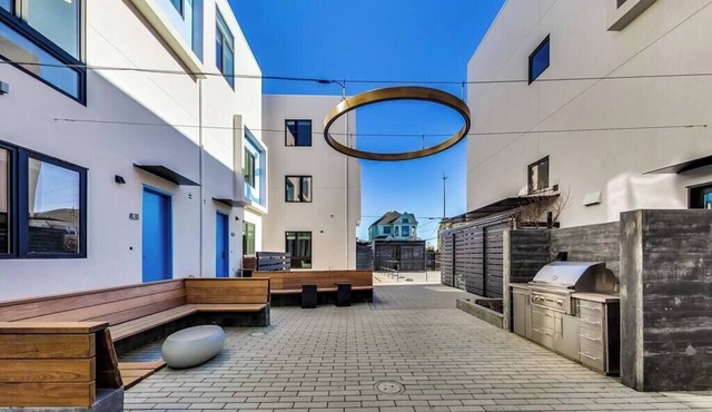 Brand New Stylish Studio Suite Near Downtown!