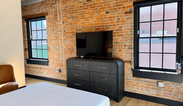 Brick & Bed - Hotel-style Riverfront Loft