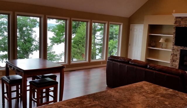 Bridgeview Cottage with Weekday Pontoon Boat Access, and Quiet Peninsula Setting