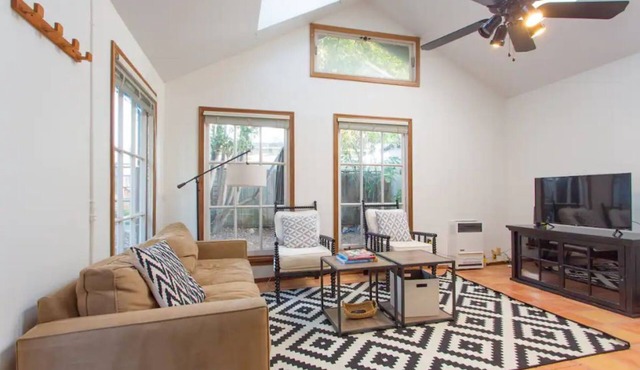 Bright & Charming Cottage in Cool Gilman District. Walk to Whole Foods & Resto!