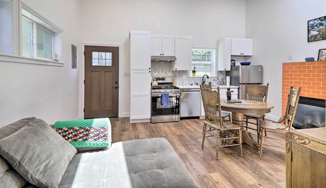 Bright & Cheerful Bungalow in Heart of Oakland!