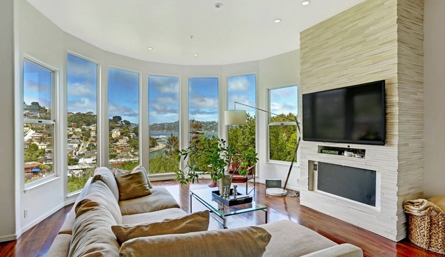 Bright Sausalito Home with Panoramic Bay Views