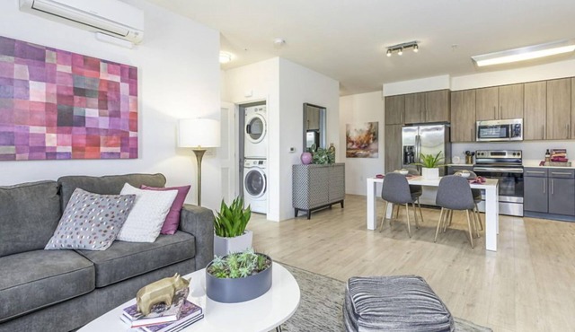 Bright & Stylish 2-Bedroom Retreat at 777 Hamilton
