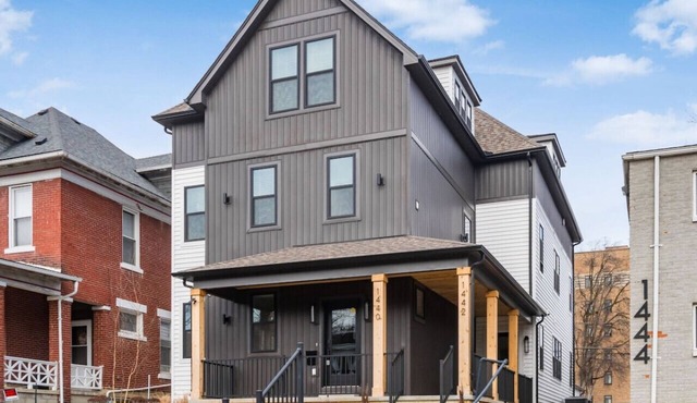 Bring the whole crew to this brand-new 3-bed, 3.5-bath home in vibrant Old Town East, Columbus. Sleeps 10 with a king/queen layout, en-suite baths, designer kitchen, and a garage out back. Minutes to downtown, Franklin Park, and Nationwide Childrens