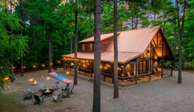 Broken Bow Getaway Game Room Hot Tub