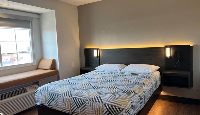 Budget-Friendly, Charming Room w/Granite Counters Near Holliday Park – 6 Miles in Indianapolis