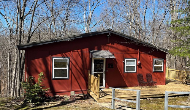 Cabin in the woods Burr Oak St Park - with secluded back porch in the tree tops