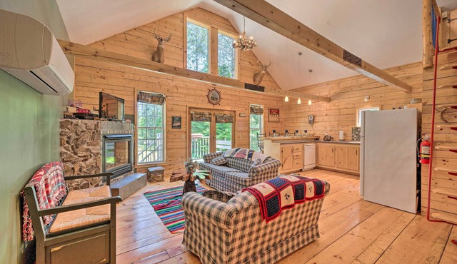 Cabin-Inspired Home < 12 Mi to Sugarloaf Mtn!