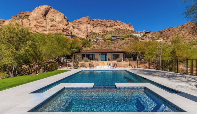 Camelback Mountain Oasis. Just miles from Old Town, with stunning views!