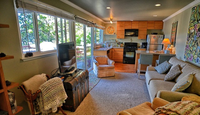 Casa Pacifica: Quiet & Serene, 1 Bd, 1 Bath, Kitchen, Pets Welcome, Pvt Entrance