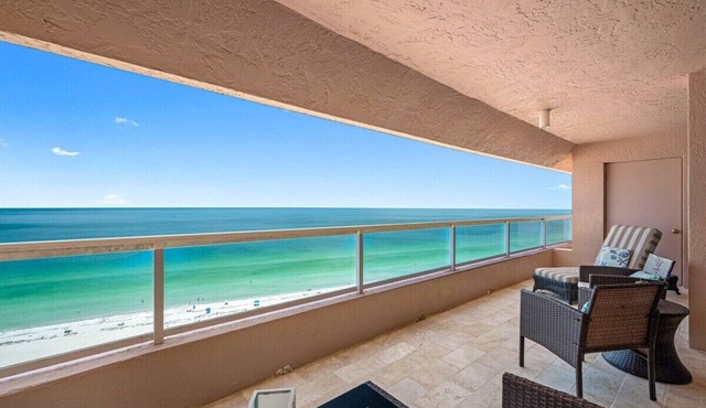 🩱CBC 1-15E – Private balcony, beachfront, pool, gym & pickleball!