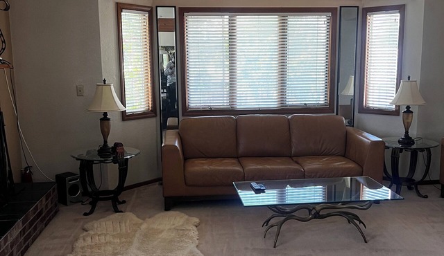 CC & Q, Clean Cozy and Quiet this 2-bedroom unit in Anchorage with WiFi, AC