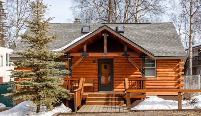 Central dog-friendly cabin with enclosed yard, deck, WiFi, & washer/dryer