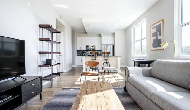 Central San Carlos 1BR w/Gym, Pool, walk to Train & Shops, by Blueground