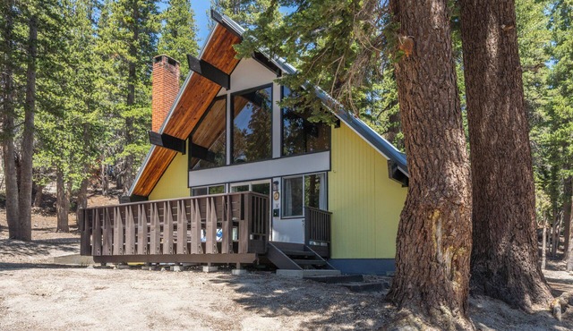Chalet #12, Slope Side Ski in Ski Out Spacious Fam