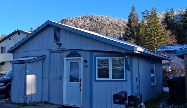 Charming 1-bedroom cottage in pleasant Ketchikan - steps from the Hospital!