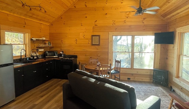 Charming 1-bedroom log cabin with AC and hot tub near Linville Gorge