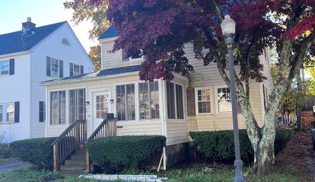Charming 2-bedroom house in small-town neighborhood