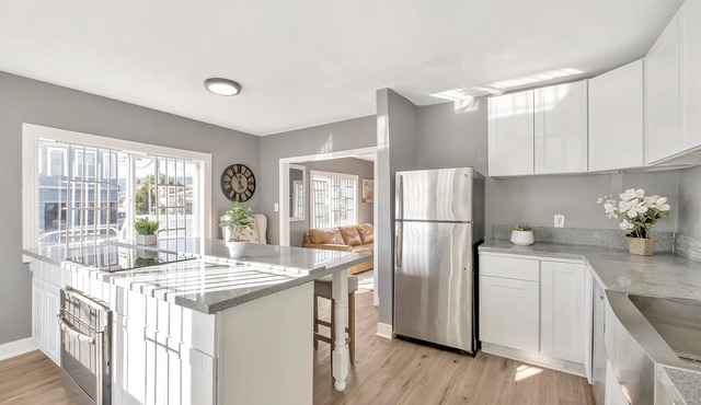 Charming 3-Bed Oakland Home: Modern Comforts & Style