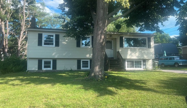 Charming 3-bedroom apartment in South Portland, close to downtown.