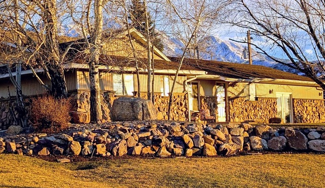 Charming 3-bedroom house located at the mouth of Santaquin Canyon. Amazing views