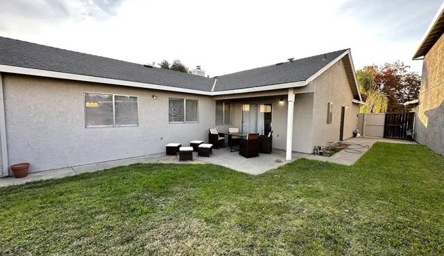 Charming 3-bedroom house with AC, WiFi in adorable Turlock. Dining and Hospitals