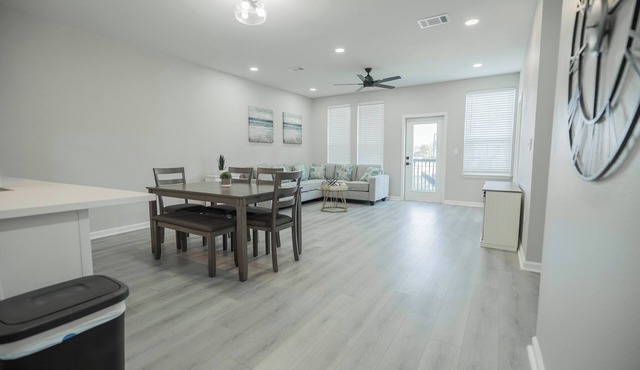 Charming 3-Story Townhome in wonderful Waller with WiFi, AC