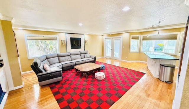 Charming 4-bedroom house with fitness room & family room in delightful Vallejo
