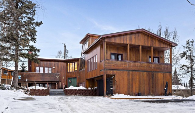 Charming 5-bdrm w/6beds, 4 bathrooms, house in Anchorage. Lots of parking, WIFI